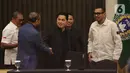 Ketua Umum Perserikatan Sepak Bola Seluruh Indonesia (PSSI), Erick Thohir (tengah) usai menyampaikan keterangan terkait Rencana Baru Perkembangan Timnas Indonesia Tahun 2025 di Jakarta, Senin (6/1/2025). (Liputan6.com/Helmi Fithriansyah)