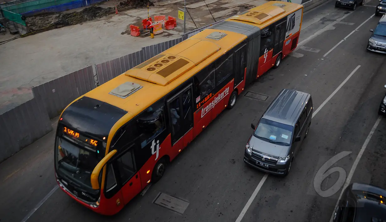 Bus TransJakarta melintasi di kawasan Bundaran HI, Jakarta, Senin (9/3/2015). PT Transjakarta menghentikan operasional 30 bus merek Zhongtong pasca insiden terbakarnya bus buatan Tiongkok itu pada Minggu (8/3) kemarin. (Liputan6.com/Faizal Fanani)