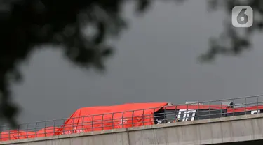 Petugas mengecek kereta ringan lintas rel terpadu (LRT) Jabodebek yang mengalami kecelakaan di jalur lintas LRT Cibubur, Jakarta Timur, Senin (25/10/2021). Dua kereta LRT tersebut sedang uji coba saat tabrakan terjadi sehingga gerbong kosong. (Liputan6.com/Herman Zakharia)