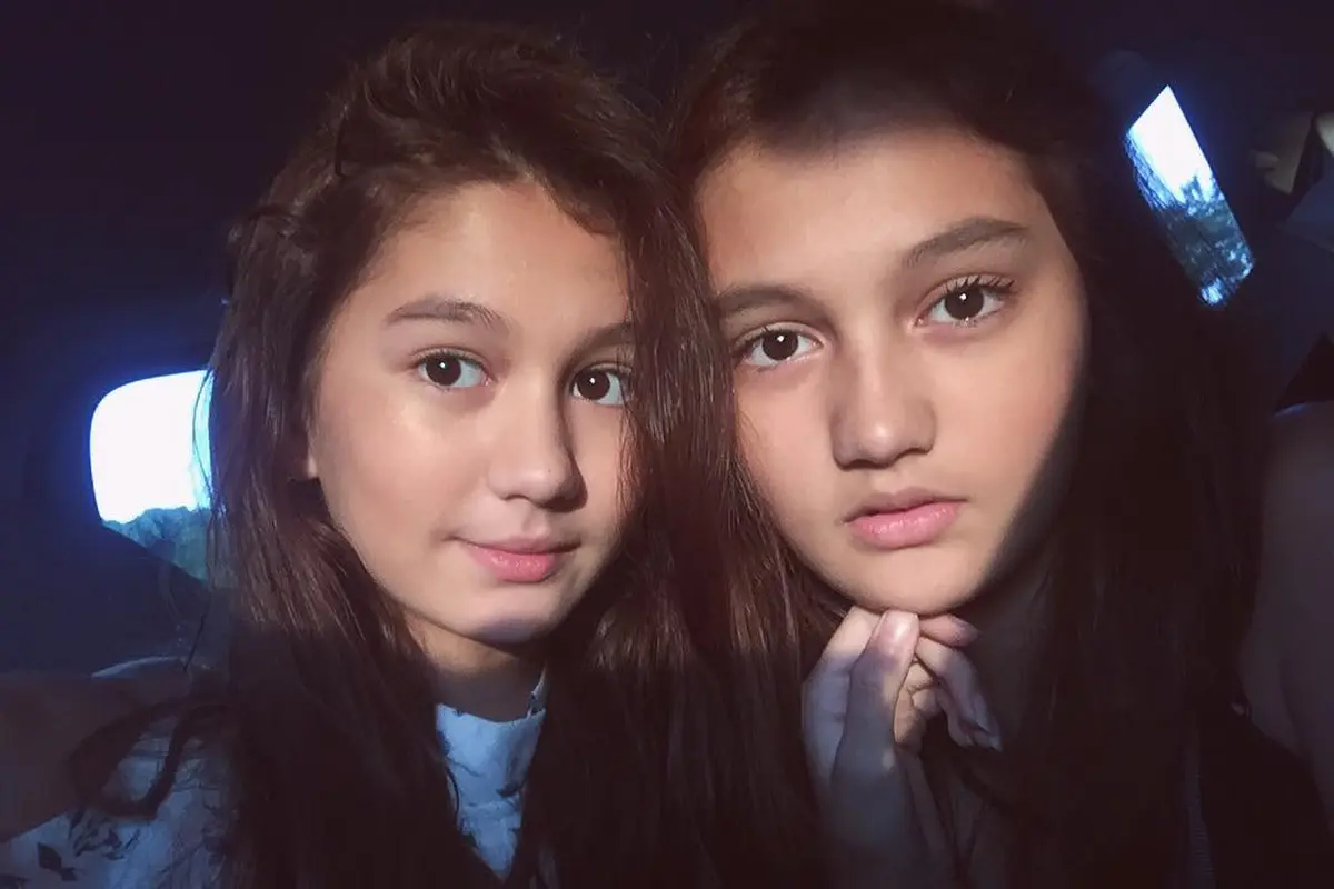 6 Potret Cantik Zoe Abbas Jackson dengan Sang Adik, Sister Goals Banget