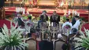 Di Gedung Graha Saba Buana, Bobby Nasution akhirnya mengikrarkan janji sucinya untuk menikahi putri dari Presiden Joko Widodo. Dengan saksi nikah, Wakil Presiden Jusuf Kalla dan Darmin Nasution. (Vidio.com)