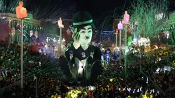 Kendaraan hias membawa patung raksasa Charlie Chaplin saat diarak pada parade karnaval Nice ke-135 di Nice, Prancis (16/2). (Valery Hache/AFP)