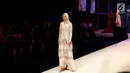 Model berjalan mengenakan busana muslim saat pembukaan Muffest 2018, Jakarta, Kamis (19/4). Selain fashion show, Muffest menyajikan pameran 200 merek fashion muslim yang berlangsung mulai 19 April hingga 22 April 2018. (Liputan6.com/Immanuel Antonius)