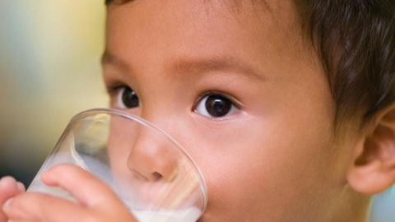 Pilih Susu dengan Kalori ≥100 kkal yang Sesuai dengan Usia Anak