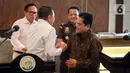 Menteri BUMN Erick Thohir (kanan) bersalaman dengan Jaksa Agung ST Burhanuddin saat menyampaikan keterangan usai pertemuan terkait penyerahan pengelolaan aset perkara Jiwasraya dan Asabri dari Kejaksaan Agung kepada Kementerian BUMN di Gedung Kejaksaan Agung, Jakarta, Senin (6/3/2023). Dalam pertemuan tersebut, Erick Thohir mengungkapkan ada penemuan kasus baru untuk diproses dan diselidiki oleh Kejaksaan Agung. (Liputan6.com/Faizal Fanani)