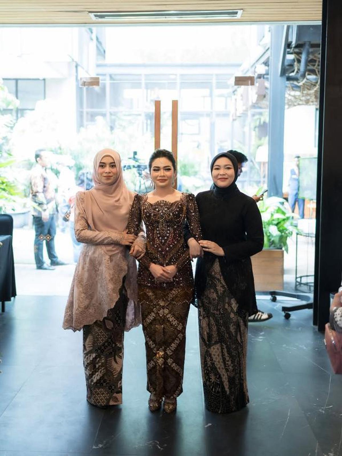 6 Potret Lesti Kejora di Pertunangan Rara LIDA, Menawan Kenakan Kebaya Pastel