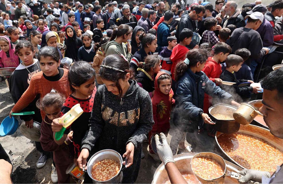 FOTO: Pilu! Ratusan Anak Gaza Kelaparan Mengantri Makanan