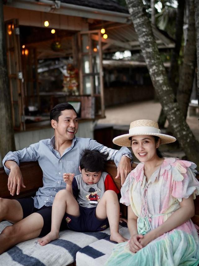 Tampil Harmonis, INi 7 Potret Sandra Dewi Liburan Bareng Suami dan Anak Ke Bali