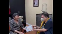 Ketua Umum Partai Golkar Airlangga Hartarto memberikan kado untuk Raja Dangdut Rhoma Iramayaitu &ldquo;head&rdquo; gitar khusus. (Dok Airlangga Hartarto)