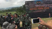 KSAD Jenderal TNI Andika Perkasa usai menyaksikan latihan tempur TNI AD di Baturaja, Sumatera Selatan, Kamis (26/11/2020). (Liputan6.com/Radityo Priyasmoro)
