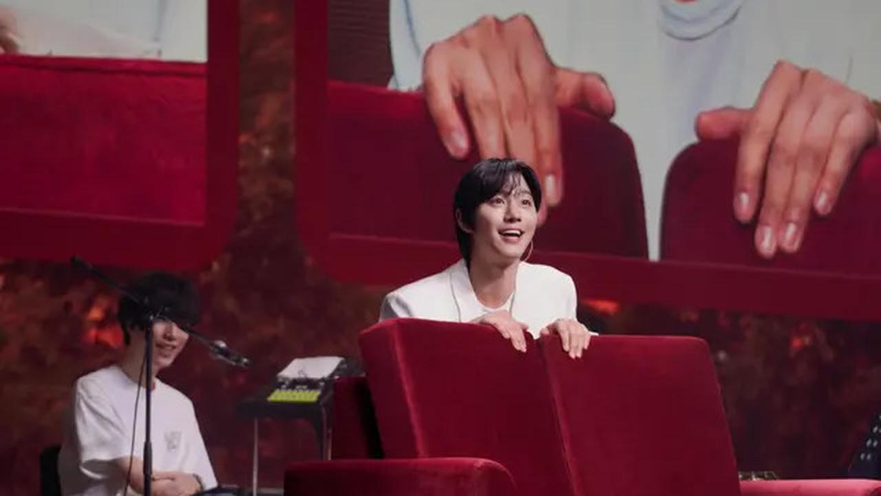 Ahn Hyo Seop Pakai Batik Dalam Fanmeeting di Jakarta, Disambut Sorak-Sorai Penggemar