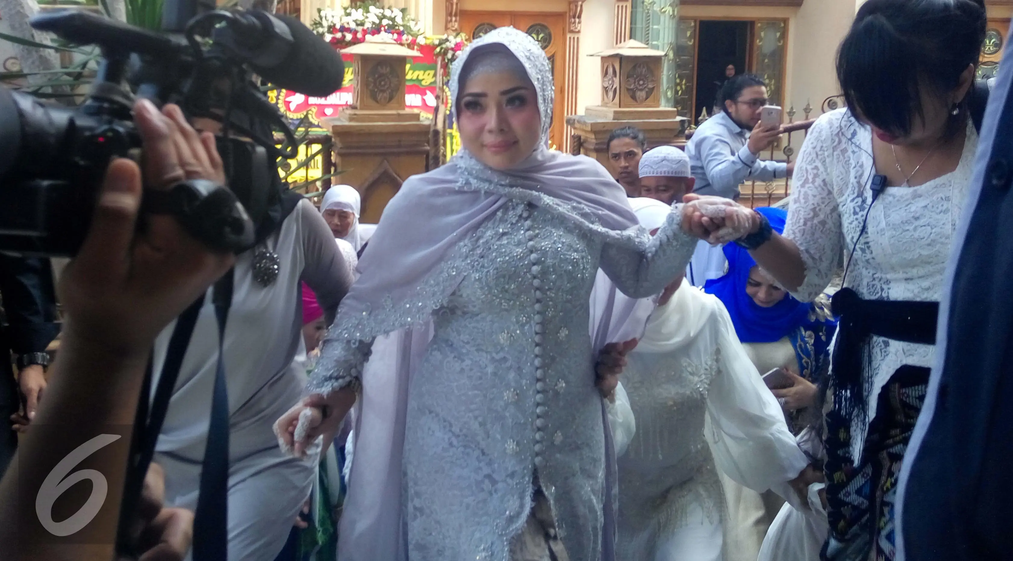 Muzdalifah saat menikah dengan Khairil Anwar. (Surya Hadiansyah/Liputan6.com)