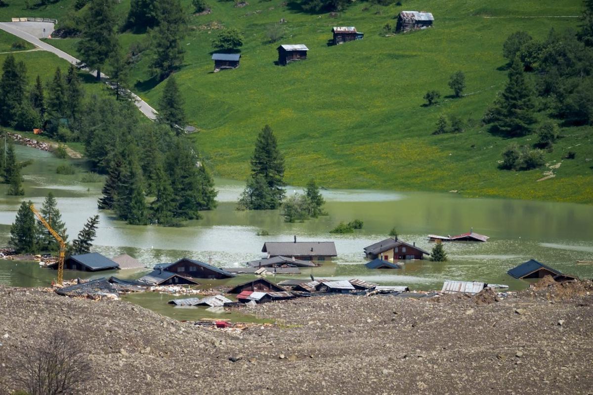 Kondisi desa terindah di Swiss terkubur reruntuhan gletser Pegunungan Alpen