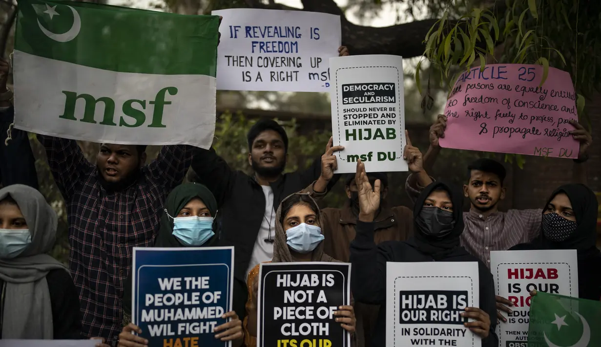 Pelajar Muslim India memegang plakat saat protes menentang pelarangan gadis Muslim mengenakan jilbab menghadiri kelas di beberapa sekolah di negara bagian Karnataka, India selatan, di New Delhi, India, Selasa, 8 Februari 2022. (AP Photo/Altaf Qadri)