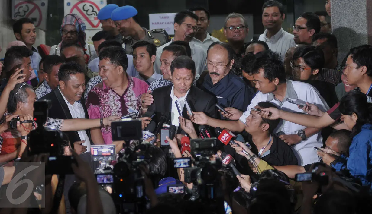 Direktur Utama PT Pelindo II, Richard Joost Lino menjawab pertanyaan wartawan usai menjalani pemeriksaan di Bareskrim Mabes Polri, Jakarta, (9/11/2015). RJ Lino diperiksa sebagai saksi dugaan korupsi pengadaan 10 mobil crane. (Liputan6.com/Gempur M Surya)
