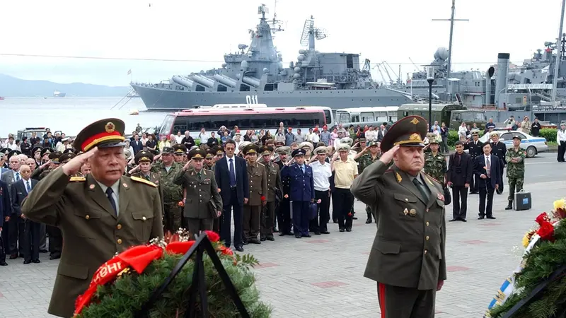 Perjanjian kerja sama Latihan Gabungan dengan Rusia yang dinamakan Misi Perdamaian 2005. Jenderal Yuri Baluyevsky dan Jenderal Liang Guanglie, kepala staf umum Tentara Pembebasan Rakyat Tiongkok di Vladivostok, Rusia, 18 Agustus 2005. [AP]