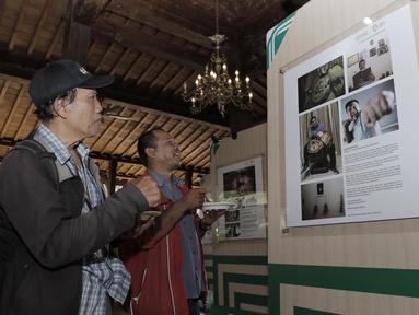 Pengunjung melihat pameran foto legenda di Yogyakarta, Rabu (18/7/2018). Pameran foto legenda olahraga Indonesia tersebut sekaligus peluncuran kampanye Grab "Kemenangan itu Dekat". (Bola.com/M Iqbal Ichsan)
