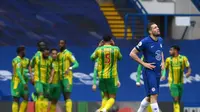 Mateo Kovacic (Chelsea) berjalan penuh sesal setelah West Bromwich Albion sukses mencetak gol dalam lanjutan Liga Inggris 2020/2021, Sabtu (3/4/2021). (MIKE HEWITT / POOL / AFP)