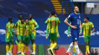 Mateo Kovacic (Chelsea) berjalan penuh sesal setelah West Bromwich Albion sukses mencetak gol dalam lanjutan Liga Inggris 2020/2021, Sabtu (3/4/2021). (MIKE HEWITT / POOL / AFP)