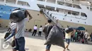 Calon penumpang memakul barang bawaanya di Pelabuhan Penumpang Tanjung Priok, Jakarta, Kamis (30/6). Suasana arus mudik H-6 lebaran di Pelabuhan Tanjung Priok mengalami penurunan ditahun 2016 dibandingkan tahun 2015 lalu. (Liputan6.com/Faizal Fanani)