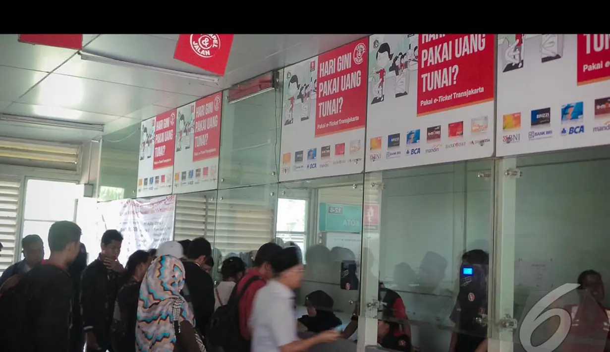 Warga yang memakai jasa Transjakarta mengantri untuk mendapatkan e-ticket di halte busway Blok M, Jakarta, Senin (11/8/2014)(Liputan6.com/Faizal Fanani)