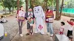 Maskot Piala Dunia 2022, La'eeb berfoto bersama warga saat mengunjungi Hutan Kota Patriot, Bekasi, Jumat (4/11/2022). Kedatangan La'eeb ini menambah kemeriahan jelang bergulirnya Piala Dunia 2022 pada November mendatang. (FOTO: Dok. SCM)
