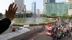 Tontowi Ahmad, Liliyana Natsir, Eko Yuli dan Sri Wahyuni mengikuti parade dengan bus Bandros melewati Bundaran Hotel Indonesia menuju Istana Negara, Rabu (24/8/2016). (Bola.com/Nicklas Hanoatubun)