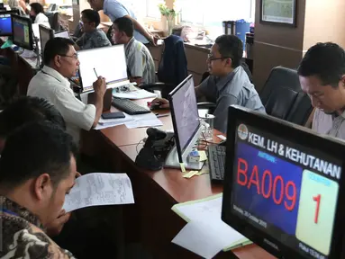 Konsumen saat melakukan pendaftaran layanan investasi 3 jam di kantor BKPM, Jakarta, Senin (26/10/2015). Pelayanan Terpadu Satu Pintu (PTSP) merupakan komitmen pemerintah demi memberikan pelayanan prima kepada investor. (Liputan6.com/Angga Yuniar)