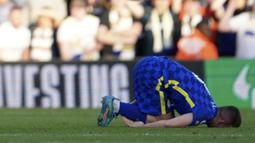 Gelandang The Blues tersebut harus mengeram kesakitan usai mendapatkan tekel keras dari pemain Leeds United, Daniel James. (AFP/Oli Scarff)