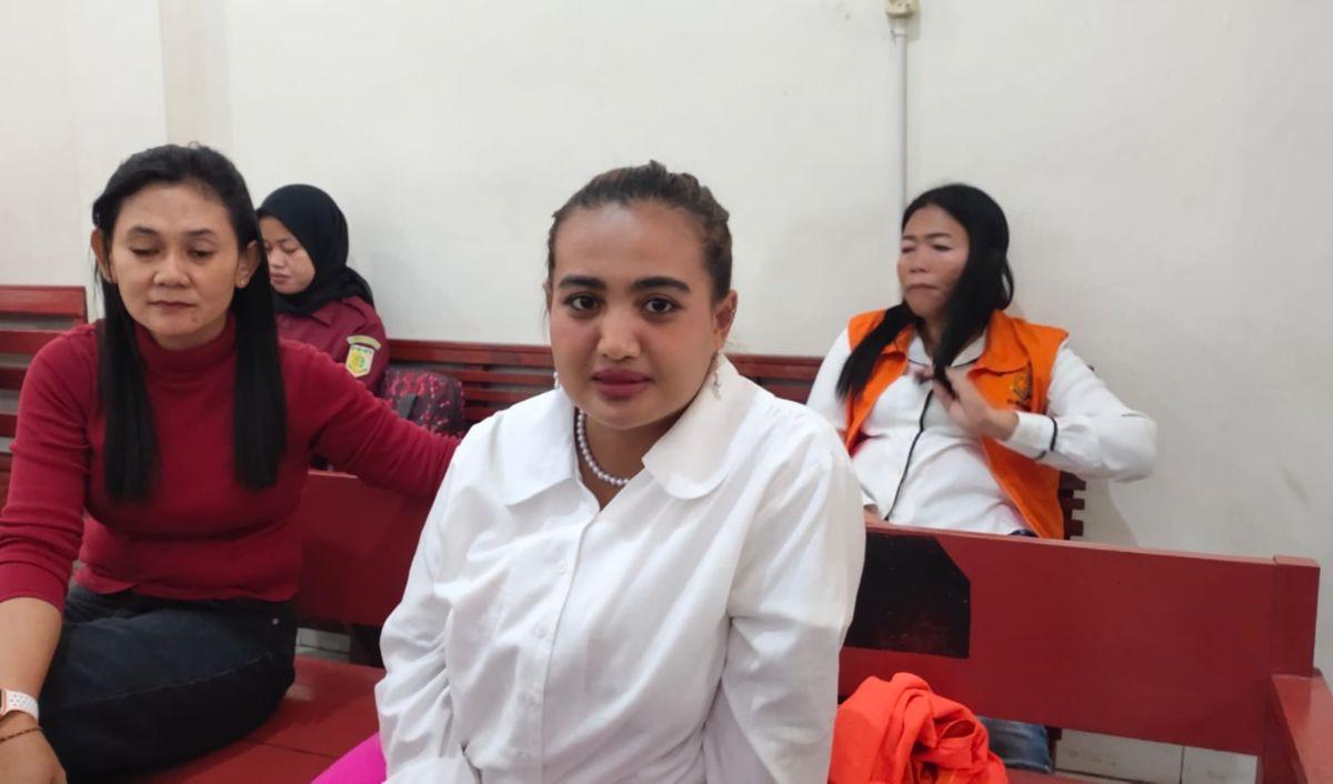 Majelis hakim Pengadilan Negeri Palembang menjatuhkan vonis bersalah terhadap terdakwa Lina Mukherjee dengan hukuman 2 tahun penjara.&nbsp;<br>