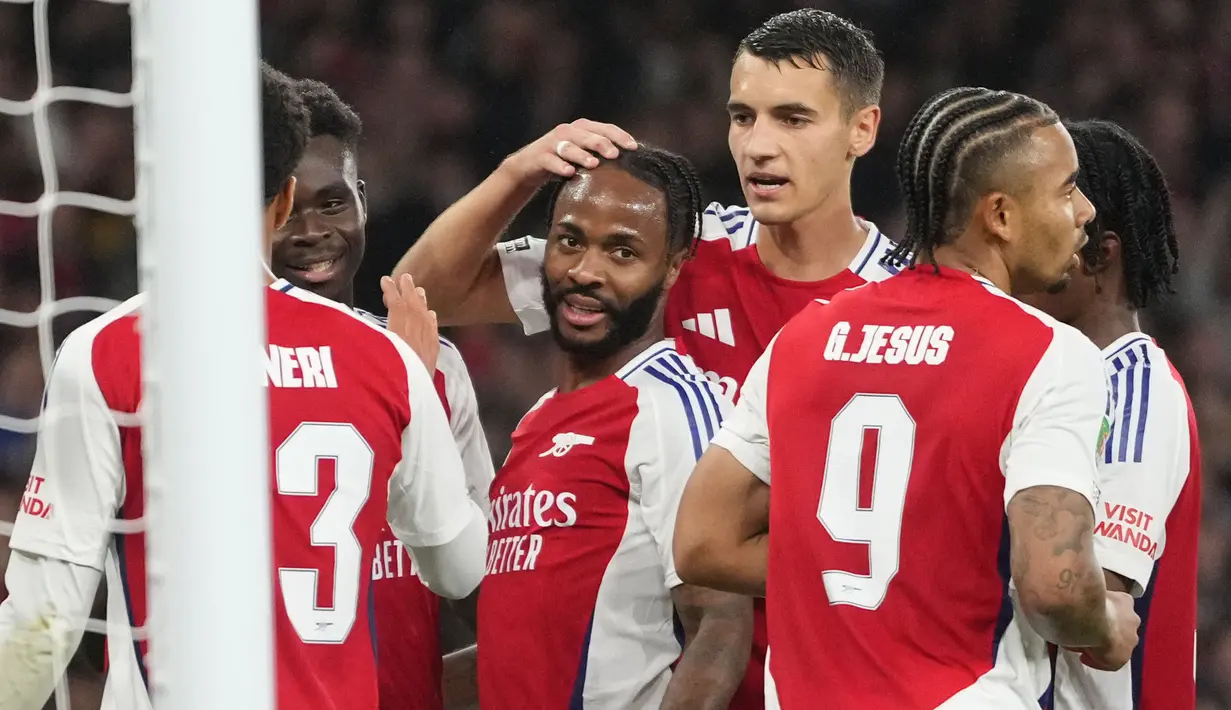 Para pemain Arsenal merayakan gol yang dicetak oleh Raheem Sterling ke gawang Bolton Wanderers dalam laga putaran ketiga Carabao Cup 2024/2025 yang digelar di Emirates Stadium, Kamis (26/9/2024). (AP Photo/Kirsty Wigglesworth)