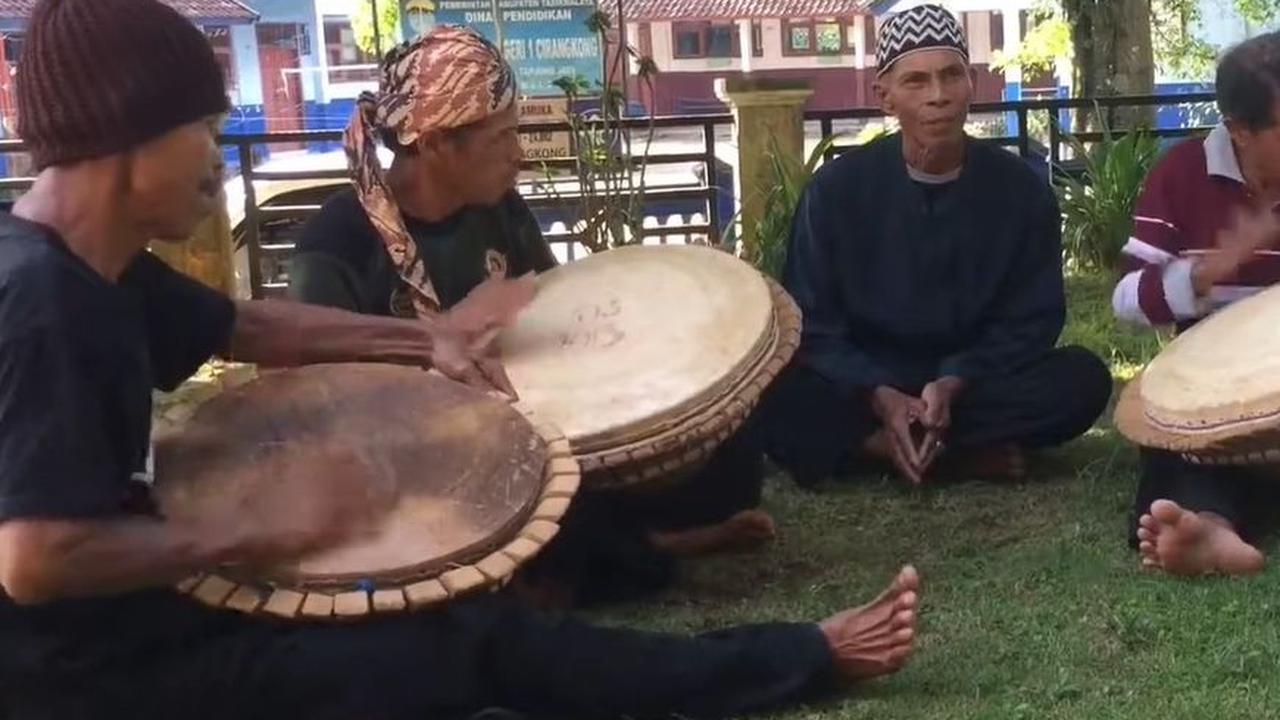Tetabuhan yang berirama ini menjadi ciri rasa hormat mereka kepada leluhur pemberi panen yang berlimpah, yakni Dewi Sri Pohaci. Namun di samping untuk ritus, terselip juga doa-doa agar panen tersebut membawa keberkahan.