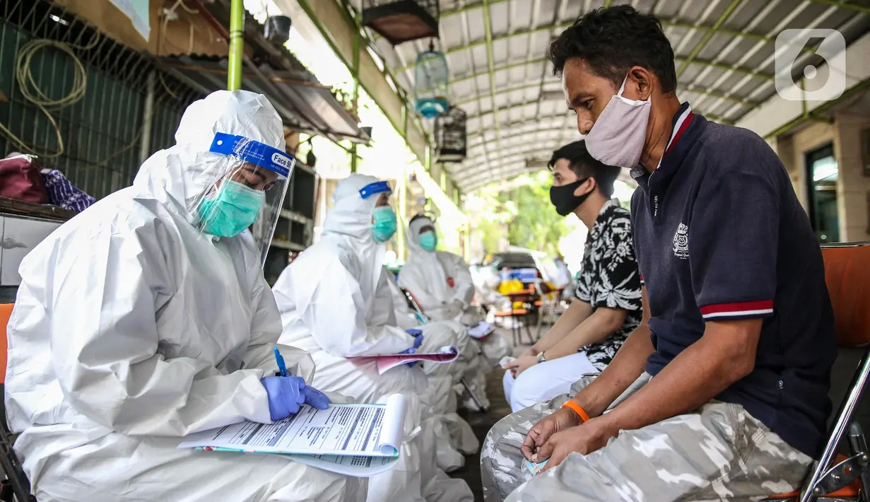 Petugas Puskesmas Kecamatan Gambir melakukan tes usap (Swab Test) COVID 19 di kawasan jalan Juanda, Jakarta, Selasa (16/6/2020).  Tes Swab untuk mencari warga positif Covid-19 tanpa gejala ini menyasar petugas PPSU dan para pedagang Pasar Ceylon. (Liputan6.com/Faizal Fanani)