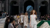 Louis Vuitton Spring/Summer 2027 Hadirkan Busana Ringan yang Mengikuti Gerak Tubuh