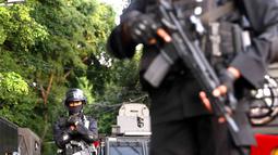 Polisi bersenjata lengkap melakukan pengamanan di Kawasan Bundaran HI, Jakarta, Jumat (31/12/2021). Pengaman tersebut untuk mengamankan kondisi Jakarta saat malam pergantian tahun baru 2021. (Liputan6.com/Angga Yuniar)