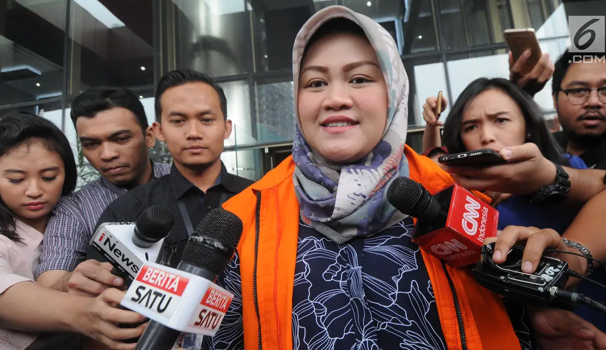 Bupati nonaktif Bekasi Neneng Hasanah Yasin menjawab pertanyaan awak media usai menjalani pemeriksaan di Gedung KPK, Jakarta, Rabu (7/11). Neneng diminta mencocokkan suaranya terkait kasus dugaan suap perizinan proyek Meikarta. (Merdeka.com/Dwi Narwoko)