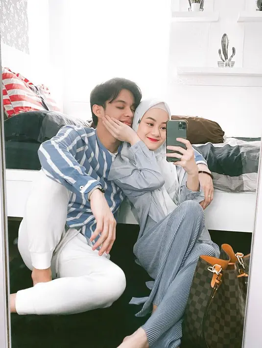 “Karena Allah tahu time yang pas, kalau dikasih Alhamdulillah, berarti Allah sudah melihat nih, 'oh udahan siap nih dua orang', kalau belum dikasih maka Allah bilang 'waktunya pacaran dulu nih'," jelas Rey Mbayang. (Instagram/dindahw)
