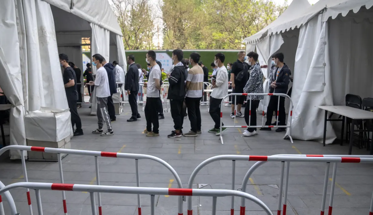 <p>Orang-orang mengantre untuk tes COVID-19 di fasilitas pengujian virus corona di Beijing, China, Sabtu (23/4/2022). Beijing dalam keadaan waspada setelah 10 siswa sekolah menengah dinyatakan positif COVID-19 pada hari Jumat, yang menurut pejabat kota sebagai putaran awal pengujian. (AP Photo/Mark Schiefelbein)</p>
