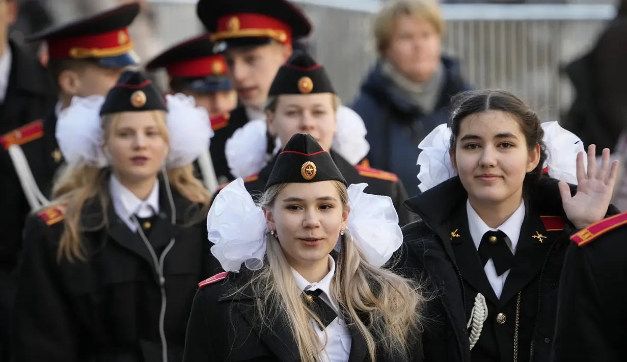 <p>Para taruna wanita berjalan untuk menghadiri gladi bersih parade militer Hari Kemenangan di Moskow, Rusia, Rabu (4/5/2022). Parade akan berlangsung di Lapangan Merah Moskow pada 9 Mei untuk merayakan 77 tahun kemenangan dalam Perang Dunia II. (AP Photo/Alexander Zemlanichenko)</p>