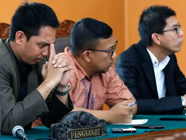 Kuasa hukum PT. Victoria Securities Indonesia (VSI) menghadiri sidang putusan praperadilan di PN Jaksel, Selasa (29/9).  PT. VSI memenangkan gugatan praperadilan melawan Kejagung dalam perkara penggeledahan 12 Agustus lalu. (Liputan6.com/Yoppy Renato)