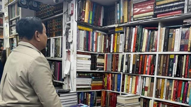 Presiden RI Prabowo Subianto memborong banyak buku, mulai dari buku bertema sejarah hingga ekonomi, saat singgah di toko buku langganannya, New Delhi, India (@Prabowo)