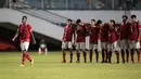 <p>Pemain Timnas Indonesia U-16, Muhammad Iqbal Gwijangge (kiri) berjalan untuk mengambil tendangan penalti saat adu penalti dalam laga semifinal Piala AFF U-16 2022 antara Indonesia U-16 melawan Myanmar U-16 di Stadion Maguwoharjo, Sleman, Rabu (10/8/2022) malam WIB. (Bola.com/Bagaskara Lazuardi)</p>