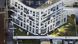 Sebuah gedung pemerintahan Jepang rusak parah akibat gempa bumi di Uto, Prefektur Kumamoto, Jepang selatan , Sabtu (16/4). Menurut laporan media Jepang, sekitar 23.000 orang berlindung di sekitar 350 lokasi di Prefektur Kumamoto. (REUTERS/Kyodo)