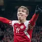 Pemain Denmark Rasmus Hojlund merayakan golnya ke gawang Finlandia pada pertandingan sepak bola Grup H Kualifikasi Euro 2024 di Kopenhagen, Denmark, Kamis (23/3/2023). (Liselotte Sabroe/Ritzau Scanpix/AFP)