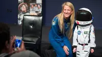 Astronot AS Karen Nyberg berharap dia bisa pergi ke Bulan, tetapi kini ia fokus ingin menginspirasi wanita untuk menjelajah angkasa luar. (NASA/AUBREY GEMIGNANI