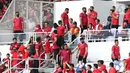 Presiden Joko Widodo (ketiga kanan duduk) berfoto bersama anak-anak yang menyaksikan laga timnas Indonesia melawan Thailand pada lanjutan kualifikasi Grup A Piala AFF 2022 di Stadion Utama Gelora Bung Karno, Jakarta, Kamis (29/12/2022). Laga berakhir imbang 1-1 meski Indonesia sempat unggul lewat gol yang dicetak Marc Anthony Klok lewat titik putih. (Liputan6.com/Helmi Fithriansyah)