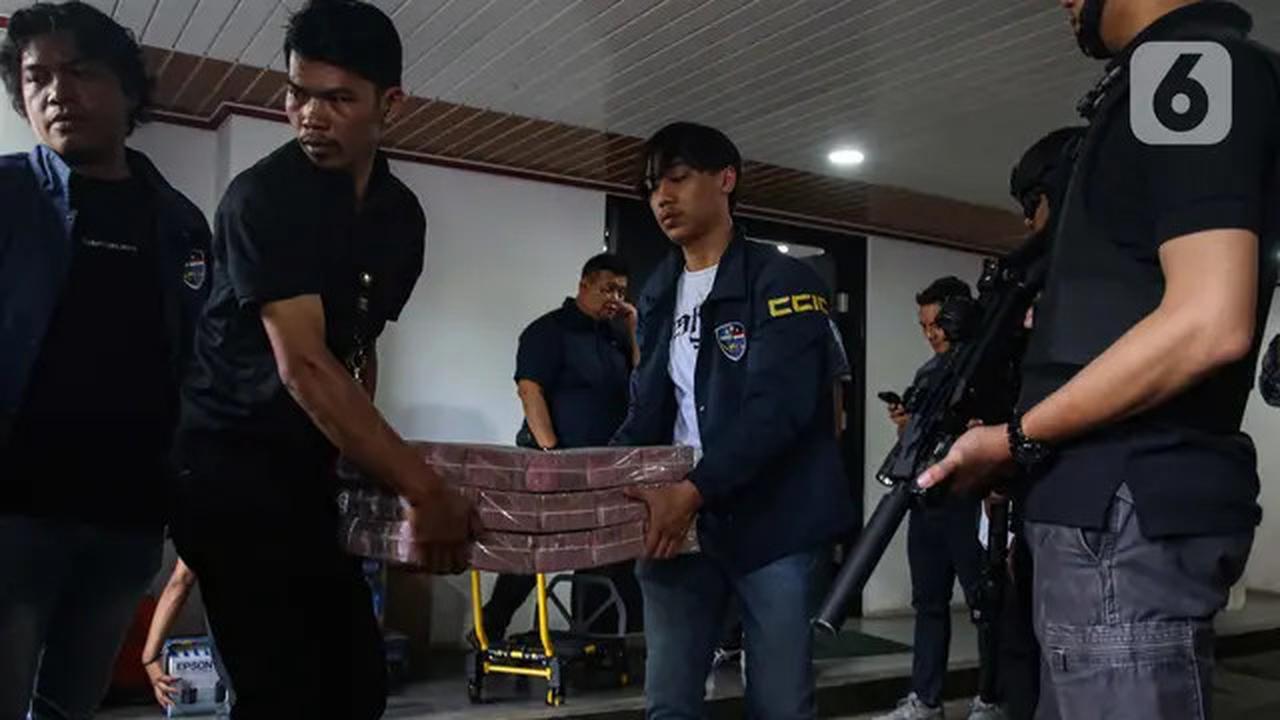 Bersama Sejumlah Menteri, Menko Polkam Budi Gunawan Tunjukkan Tumpukan Uang Hasil Operasi Pemberantasan Judi Online