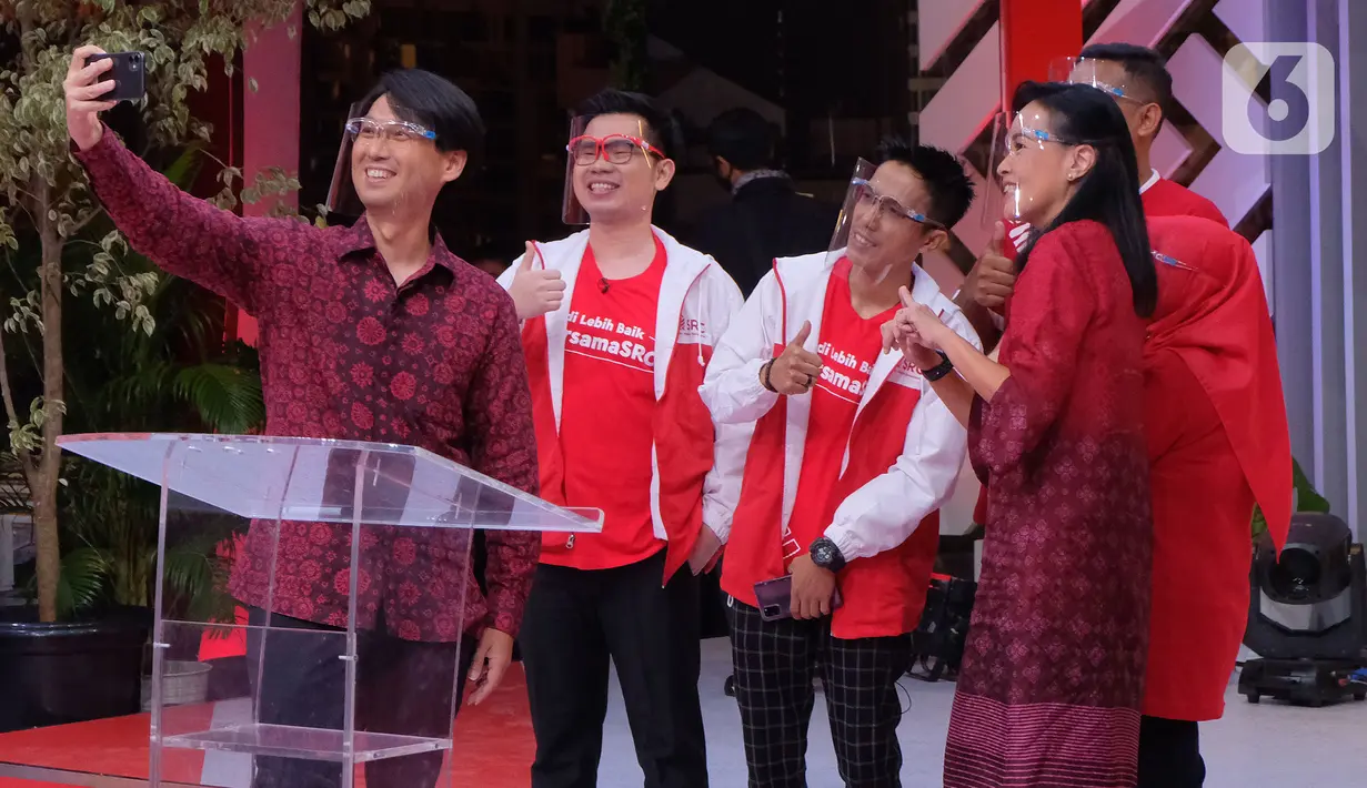 Direktur PT SRC Indonesia Sembilan (SRCIS) Henny Susanto (kanan), Komisaris Ivan Cahyadi (kiri) dan para pemilik toko SRC berswafoto dalam acara Festival SRC Indonesia secara virtual di Jakarta, Sabtu (19/12/2020). Festival di masa pandemi memasuki tahun ke-12. (Liputan6.com/HO/Ading)