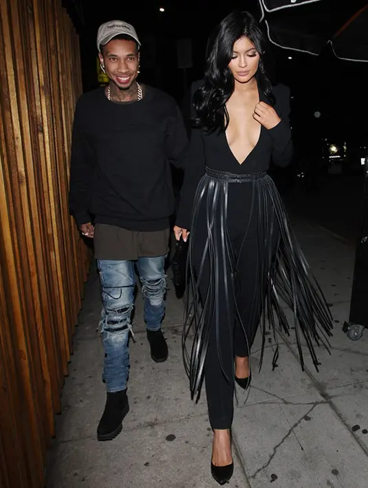 Kylie Jenner saat ditemani oleh penyanyi rapper Tyga untuk keluar makan malam di California Kamis malam waktu setempat. Wanita 18 tahun ini akan menuju restoran favorit keluarga Kardashian. (Dailymail)