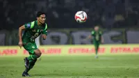 Aksi Pemain Persebaya Surabaya, Catur Pamungkas saat bertanding melawan PSIM Yogyakarta&nbsp;pada BRI Super League 2025/2026 di Stadion Gelora Bung Tomo, Surabaya,&nbsp;Jumat (8/8/2025). (Bola.com/Abdul Aziz)&nbsp;